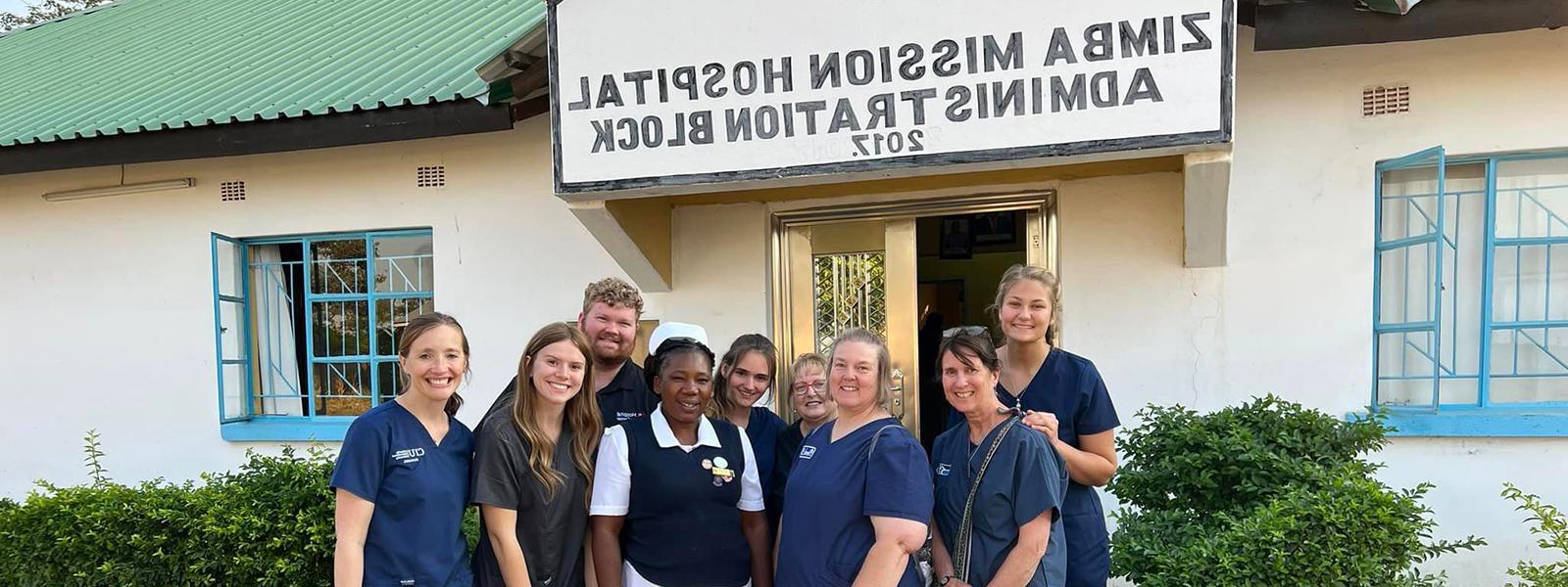 赞比亚一家医院外，CIU护理专业的学生与工作人员合影留念. (Facebook: Emily Woodard) 